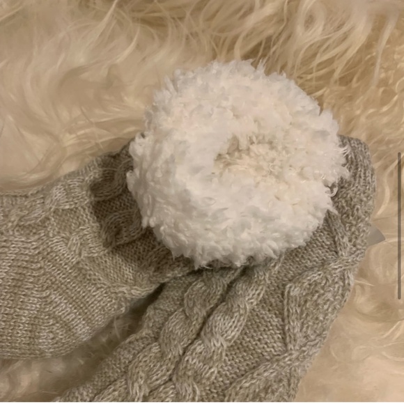 UGG NWT Fleece Lined Cable Knit Socks with Pom Pom - Picture 4 of 6